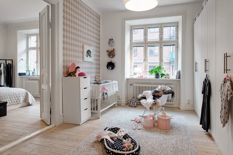 decoration-chambre-bebe-papier-peint-retro-tapis-gris-plaid-fausse-fourrure