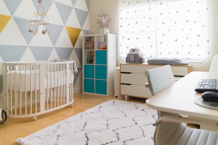 decoration-chambre-bebe-peinture-decorative-dessin-geometrique-tapis-scandinave-blanc