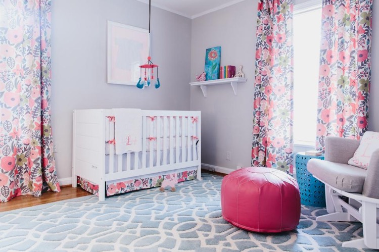decoration-chambre-bebe-rideaux-motif-floral-pouf-rose-fauteuil-relax-tapis-bleu-pastel