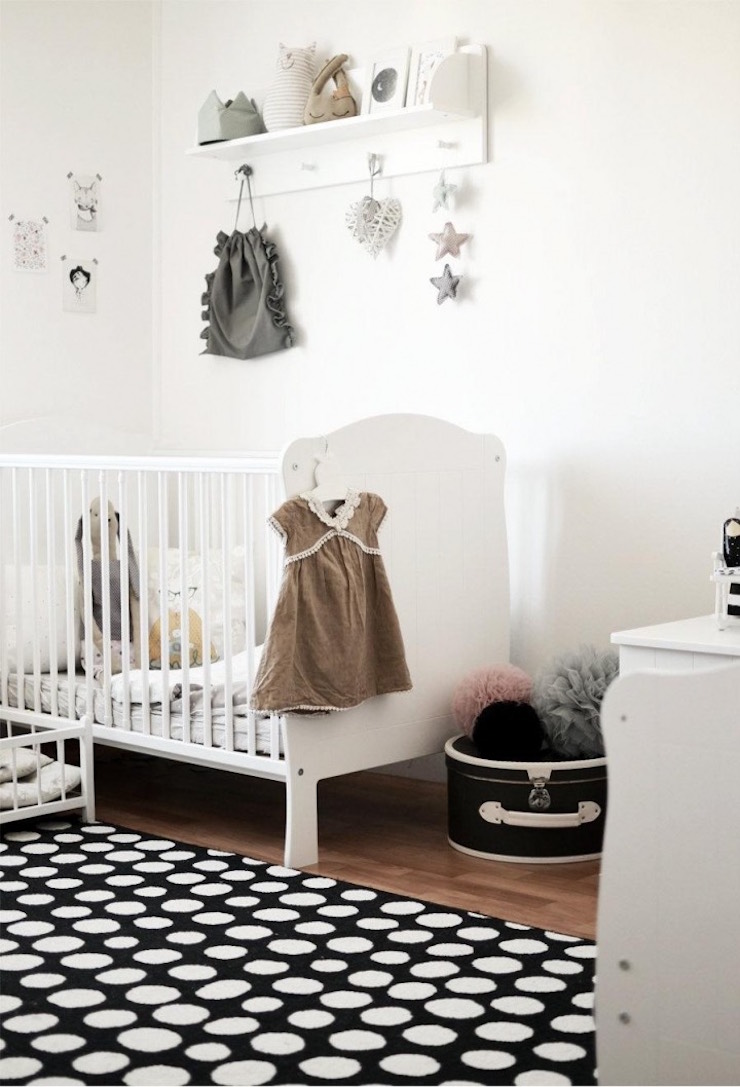 decoration-chambre-bebe-tapis-noir-pois-blanc-etagere-murale