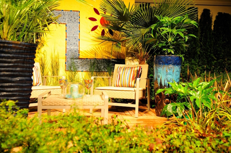 decoration-mur-exterieur-peinture-jaune-canari-mosaique-palmiers