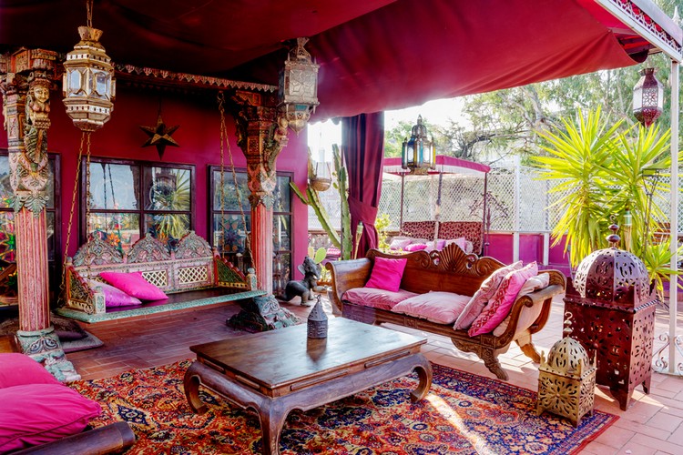 decor-oriental-espace-outdoor-table-bois-tapis-kilim