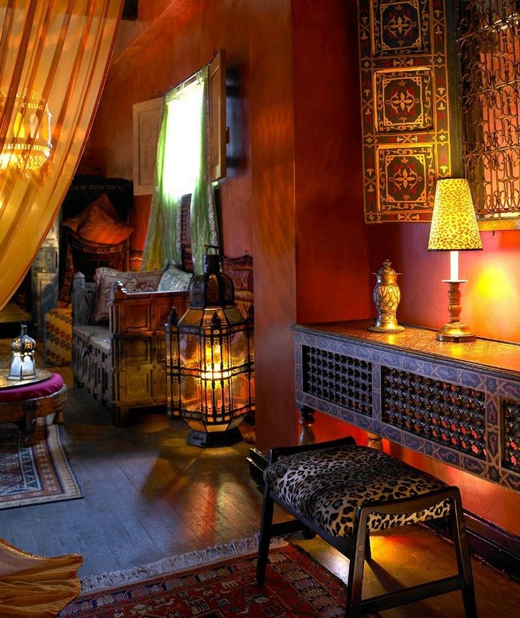 décor-oriental-peinture-orange-lampe-chevet-tapis-kilim
