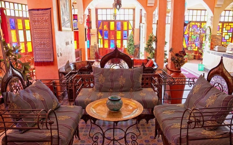 decor-oriental-salle-sejour-style-marocain-table-bois