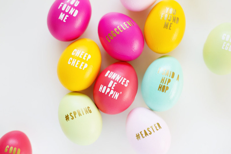 fête de Pâques et traditions- des oeufs colorés et décorés de stickers