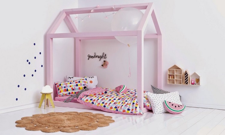 fabriquer-lit-cabane-bois-rose-bonbon-chambre-fille