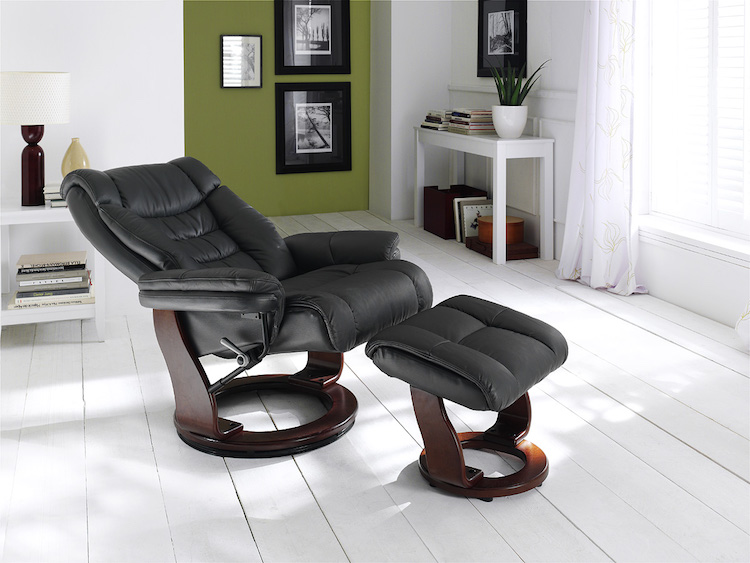 fauteuil-massant-relaxant-cuir-noir-bois-fonce-repose-pieds-assorti