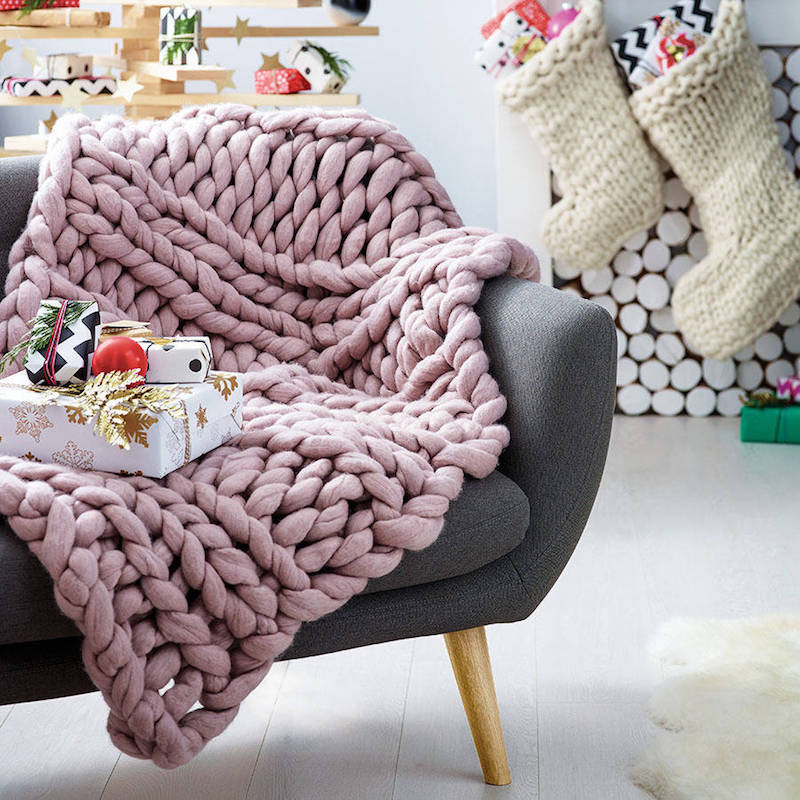 fauteuil-tissu-graphite-couverture-tricot-xxl-grosse-laine-rose-poudre