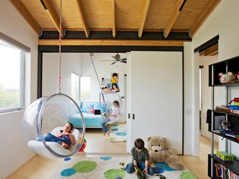 fauteuils-bulle-transparents-suspendus-plafond-chambre-enfant-amusante