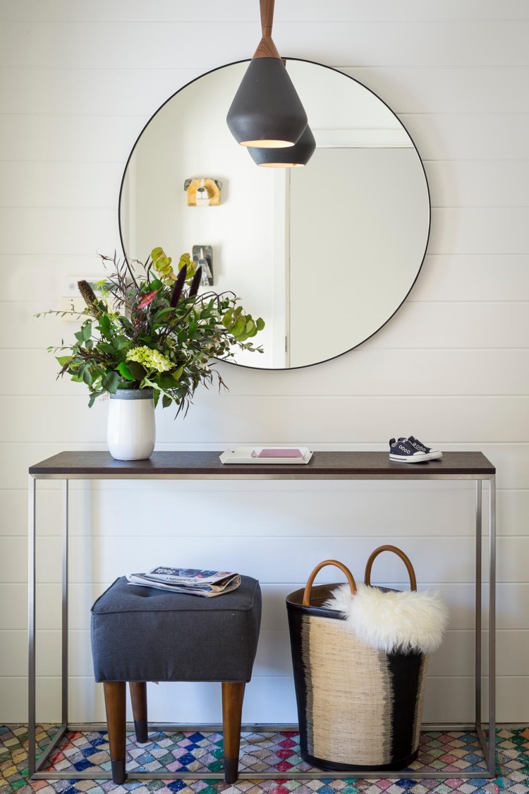 idee-deco-entree-maison-miroir-rond-console-rectangulaire-tapis-bariole