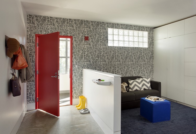 idee-deco-entree-maison-papier-peint-gris-motif-graphique-blanc-porte-entree-rouge-cloison-mi-hauteur-blanche