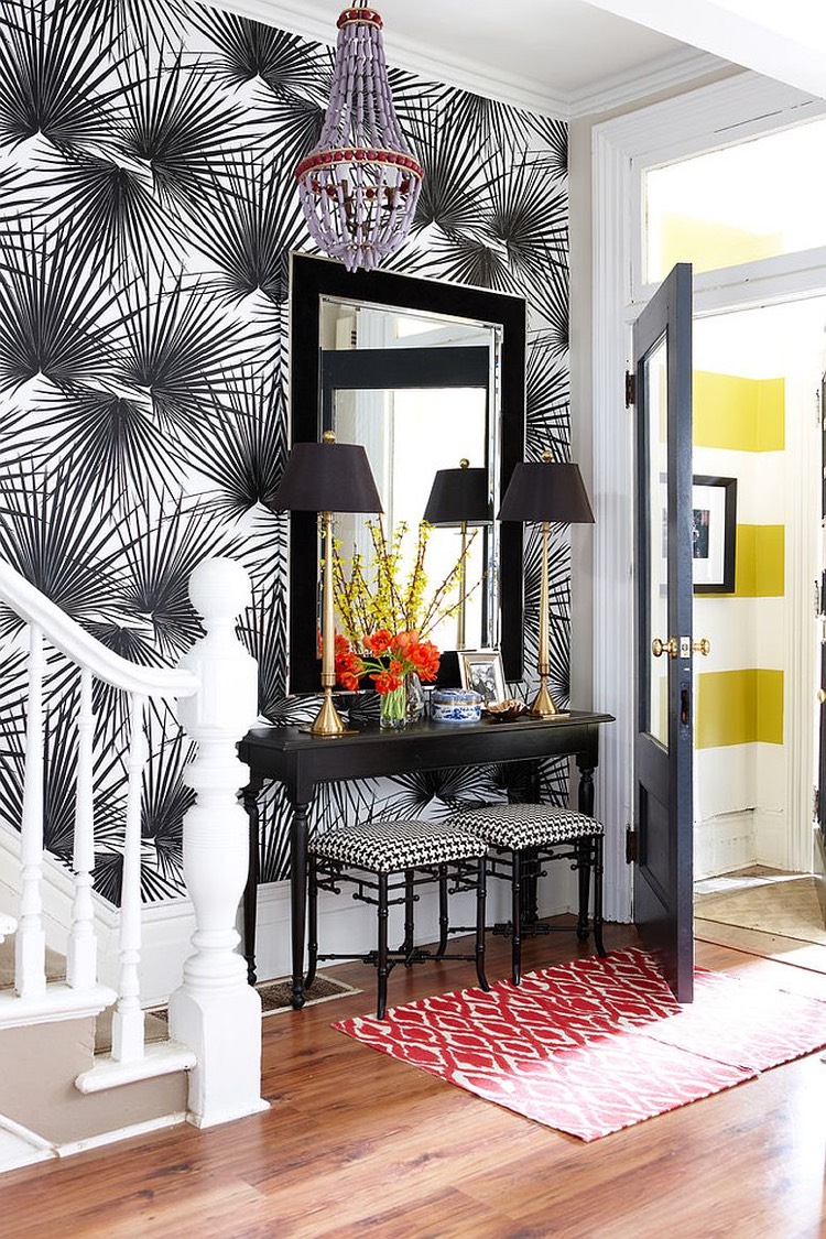 idee-deco-entree-maison-papier-peint-motif-feuille-palmier-noire-console-noire