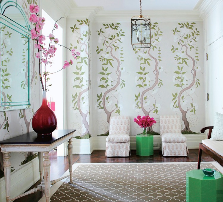idee-deco-entree-maison-papier-peint-motif-organique-table-appoint-verte-console-antique