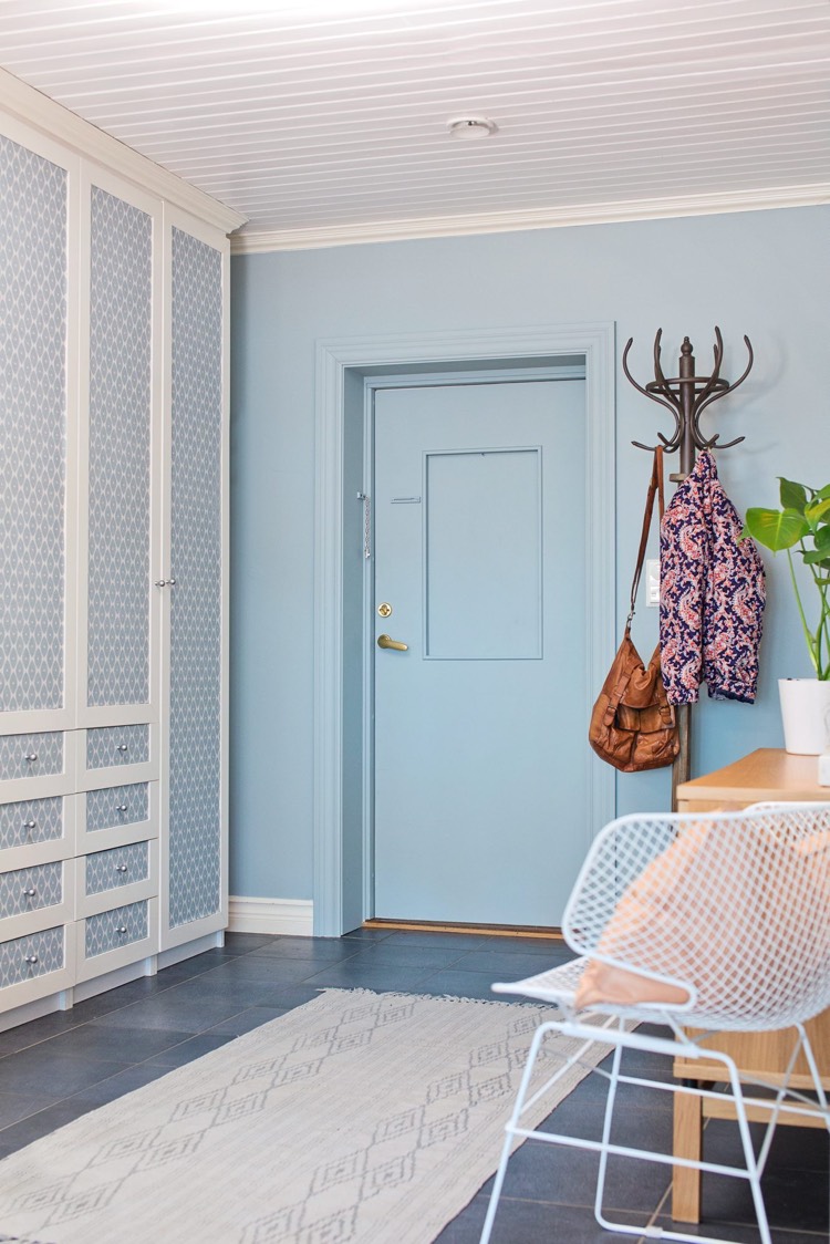 idee-deco-entree-maison-peinture-bleu-pastel-vestiaire-integre-mur