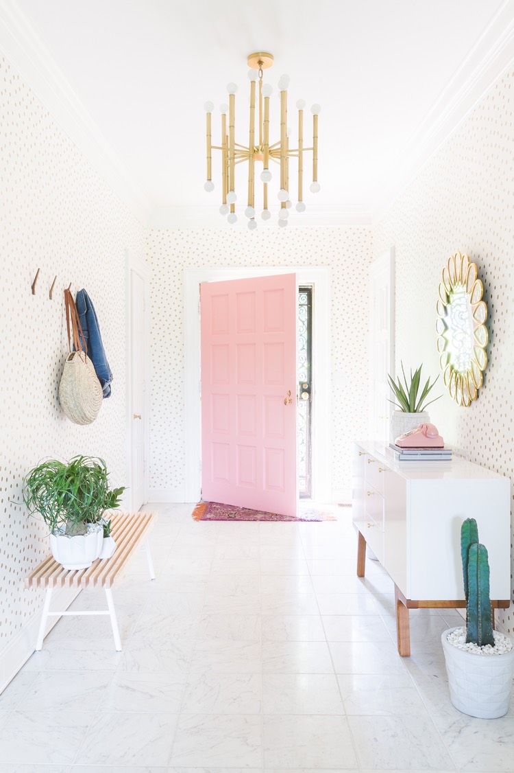 idee-deco-entree-maison-porte-entree-rose-papier-peint-blanc-pois-meuble-chaussures-blanc