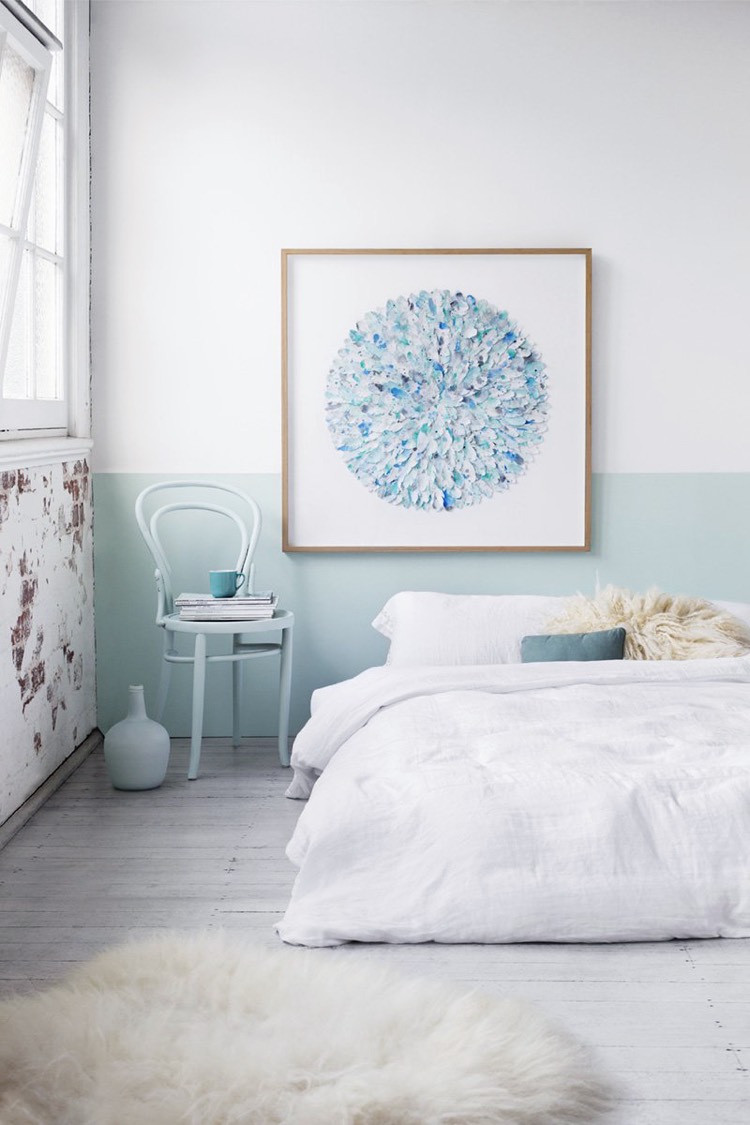idee-deco-peinture-interieur-maison-blanc-bleu-glacier-deco-chambre-coucher