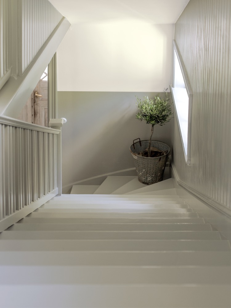 idee-deco-peinture-interieur-maison-deco-cage-escalier-blanc-gris