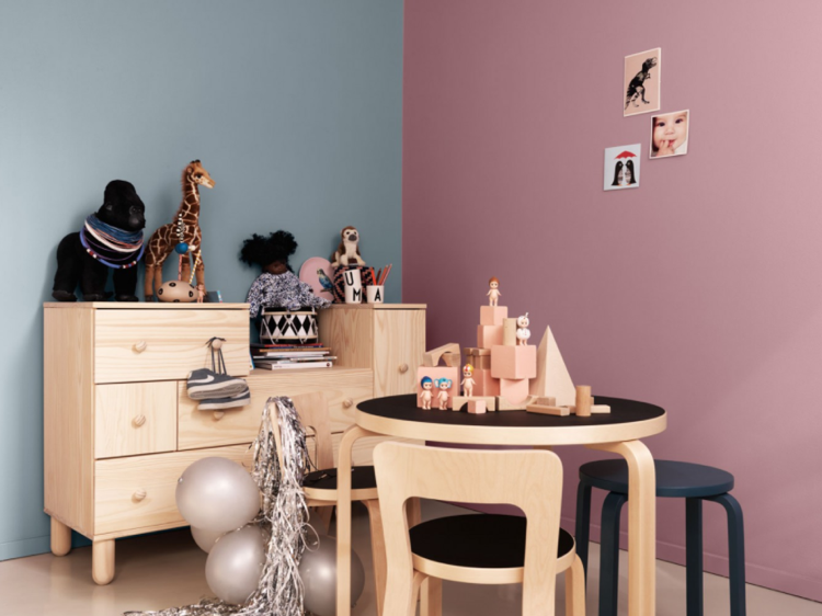 idee-deco-peinture-interieur-maison-murs-adjacents-peinture-rose-bleu-gris