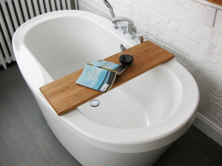 idee-deco-salle-bain-bois-accessoires-point-baignoire-simple-planche