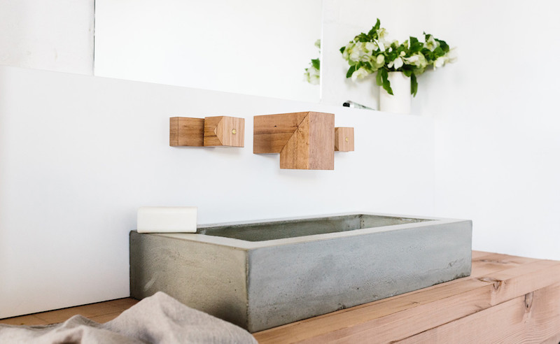 idee-deco-salle-bain-bois-accessoires-robinetterie-bois-lavabo-beton