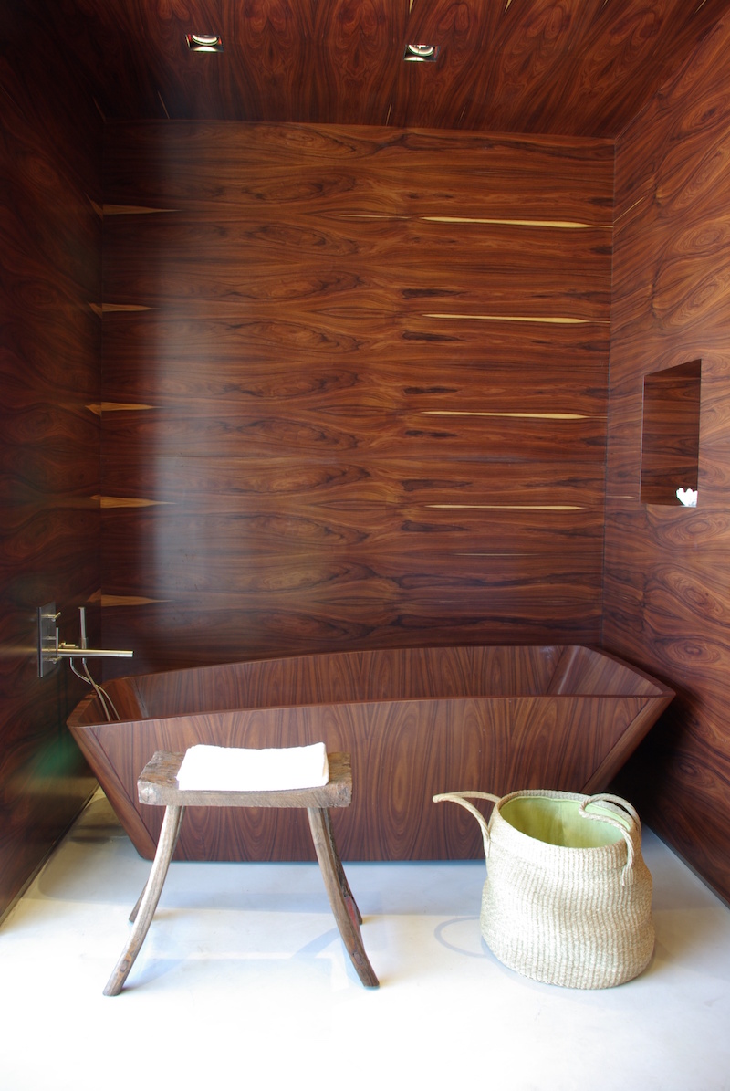 idee-deco-salle-bain-bois-chaleureux-murs-plafond-baignoire-exclusive