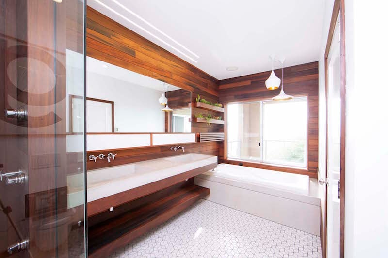 idée déco salle de bain bois foncé et blanc-baignoire-rectangulaire