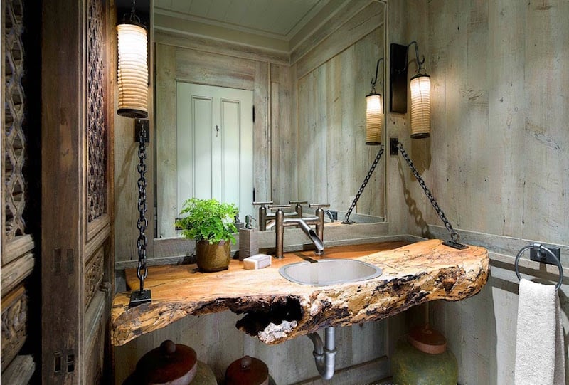 idee-deco-salle-bain-bois-fossilise-plan-toilettes-live-edge-style-rustique