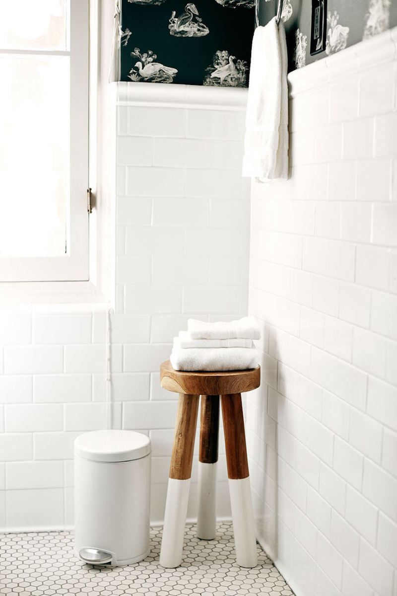 idee-deco-salle-bain-chic-carrelage-metro-blanc-tabouret-bois-blanc