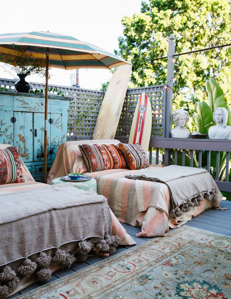 idee-deco-terrasse-pas-cher-boho-hippie-couvertures-tapis-parasol