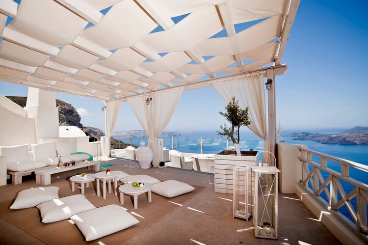 idee-deco-terrasse-pas-cher-minimaliste-vue-mer-plafond-coussins-sol
