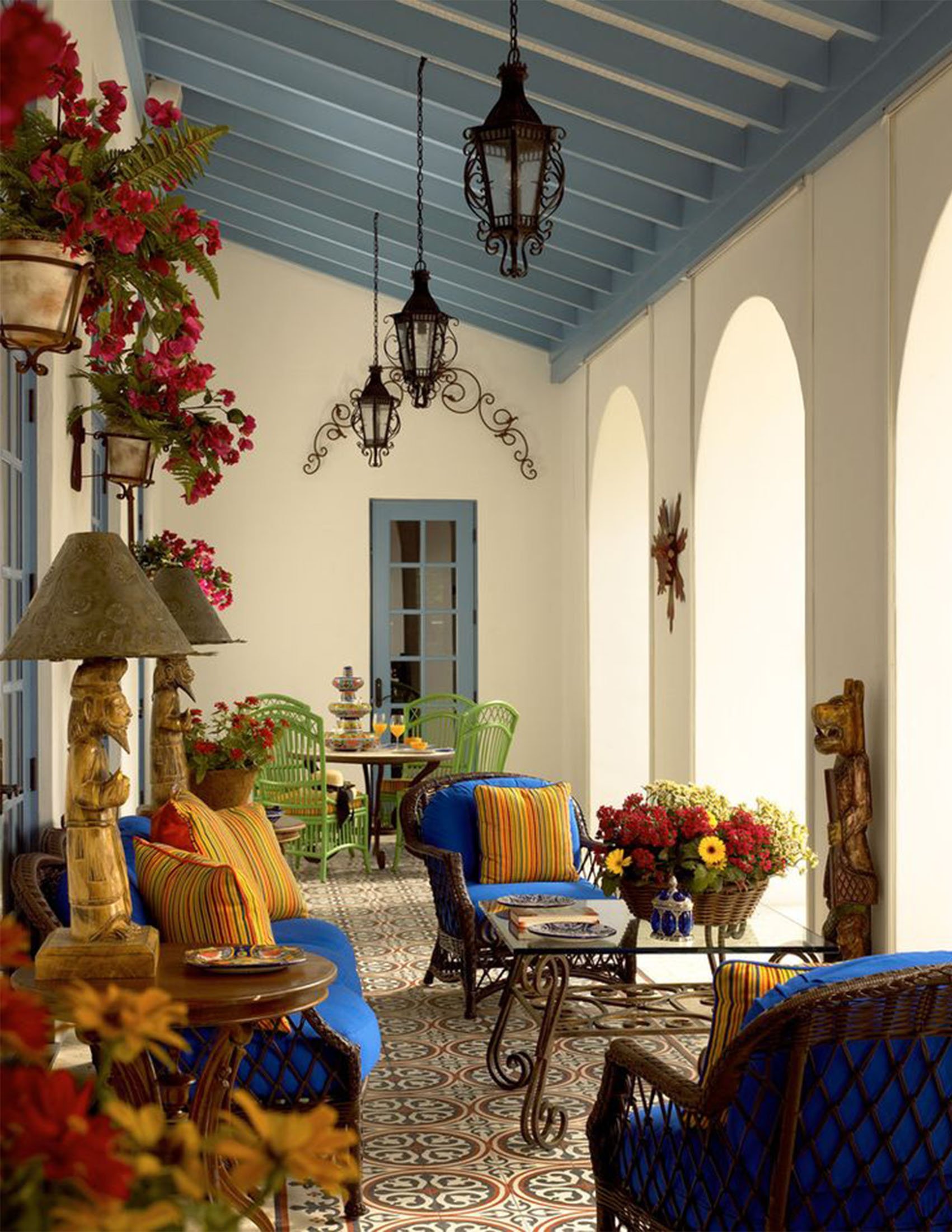 idee-deco-terrasse-pas-cher-plafond-bois-fauteuils-bleu-sol