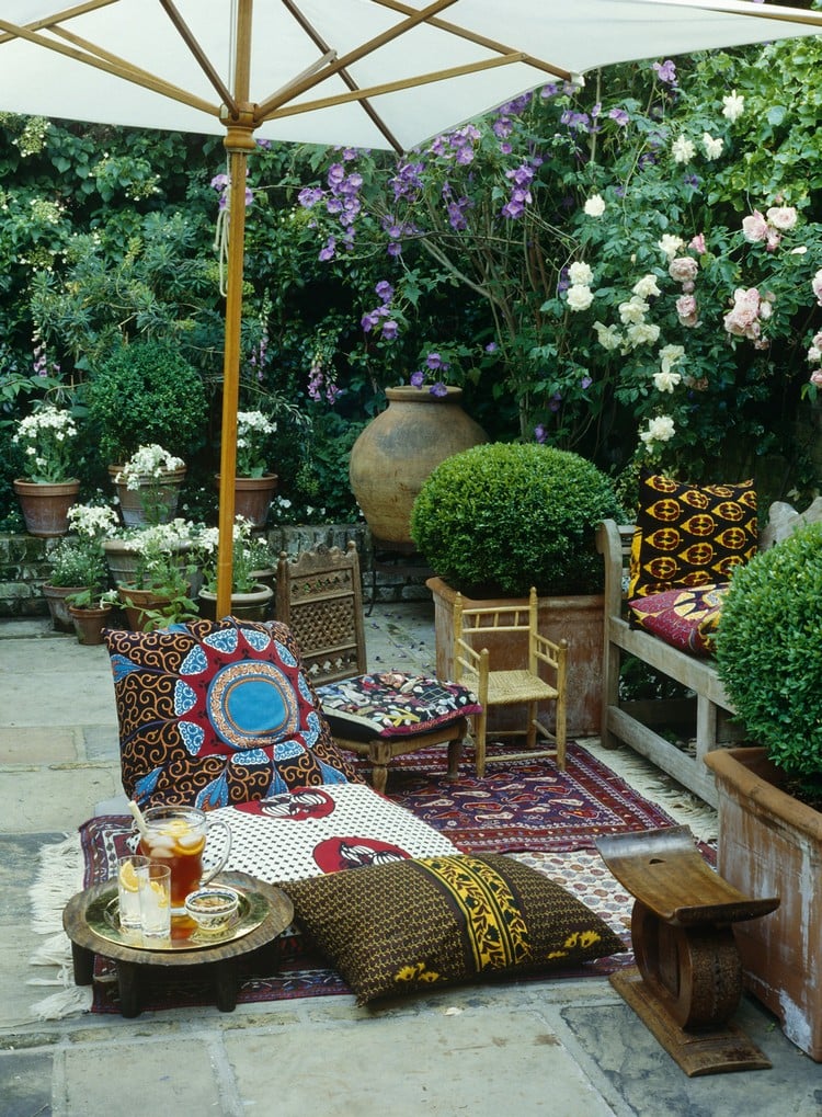 idee-deco-terrasse-pas-cher-style-boho-chic-tapis-kilim-meubles