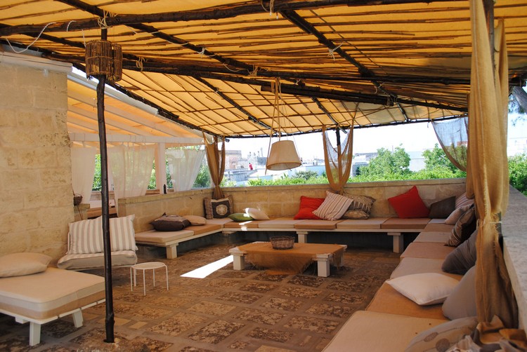 idee-deco-terrasse-pas-cher-toit-ambiance-marocaine-meubles-bas