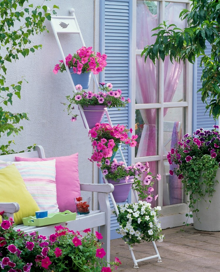idee-deco-terrasse-pas-cher-echelle-blanc-pots-fleurs