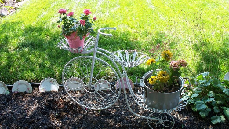 idée de génie jardin velo-metal-blanc-neige-pots-fleurs