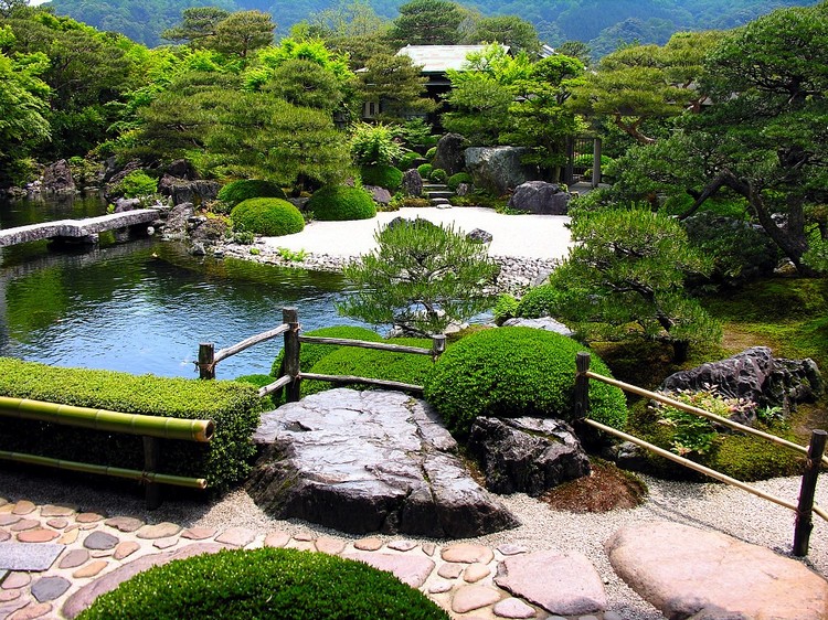 jardins-japonais-bassin-eau-sol-pierre-plantes-abri