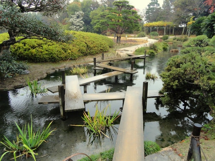 jardins-japonais-ponton-bois-idees-bassin-construction