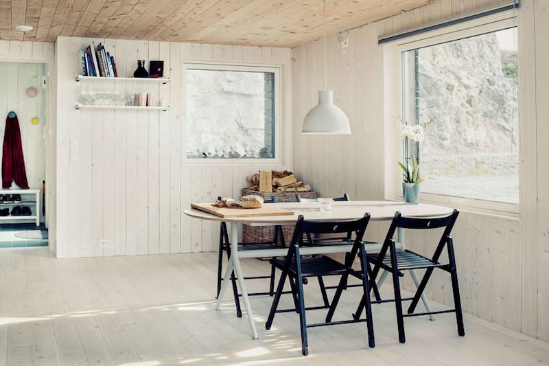 lambris en bois clair-murs-assorti-sol-salle-manger-chaises-pliantes