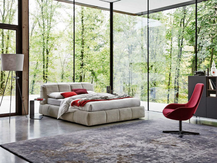 lits-design-lit-rembourre-tapisserie-taupe-fauteuil-rouge-dunn-ditre-italia