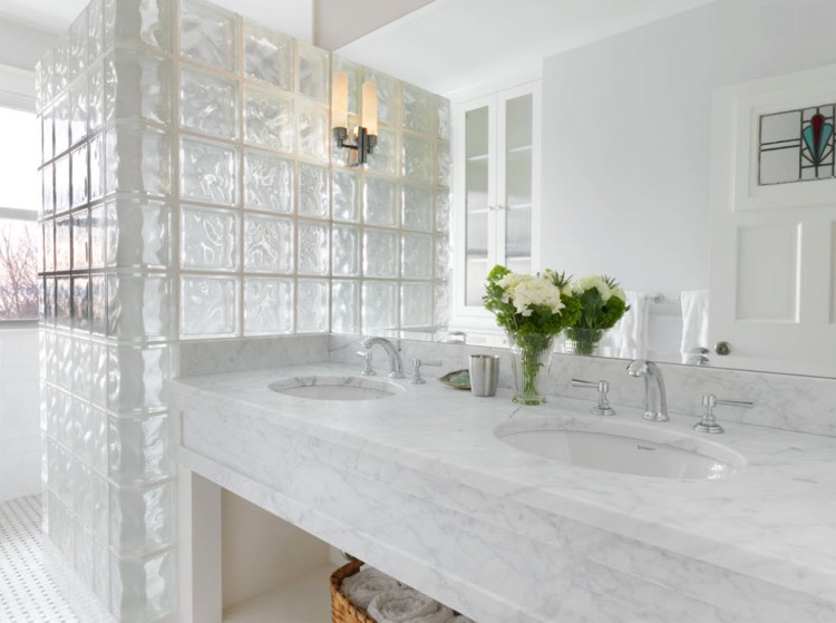 meuble-salle-de-bain-pierre-naturelle-marbre-blanc-paroi-douche-verre