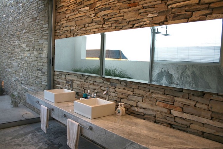 meuble-salle-de-bain-pierre-naturelle-vasque-poser-carree-deco-murale-pierre-parement
