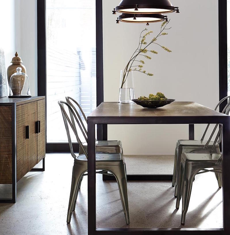 meubles-contemporains-coin-repas-table-chaises-suspensions-industrilles