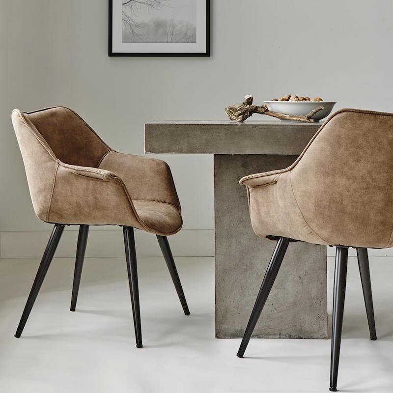 meubles-contemporains-salle-manger-table-beton-fauteuils-simili-cuir