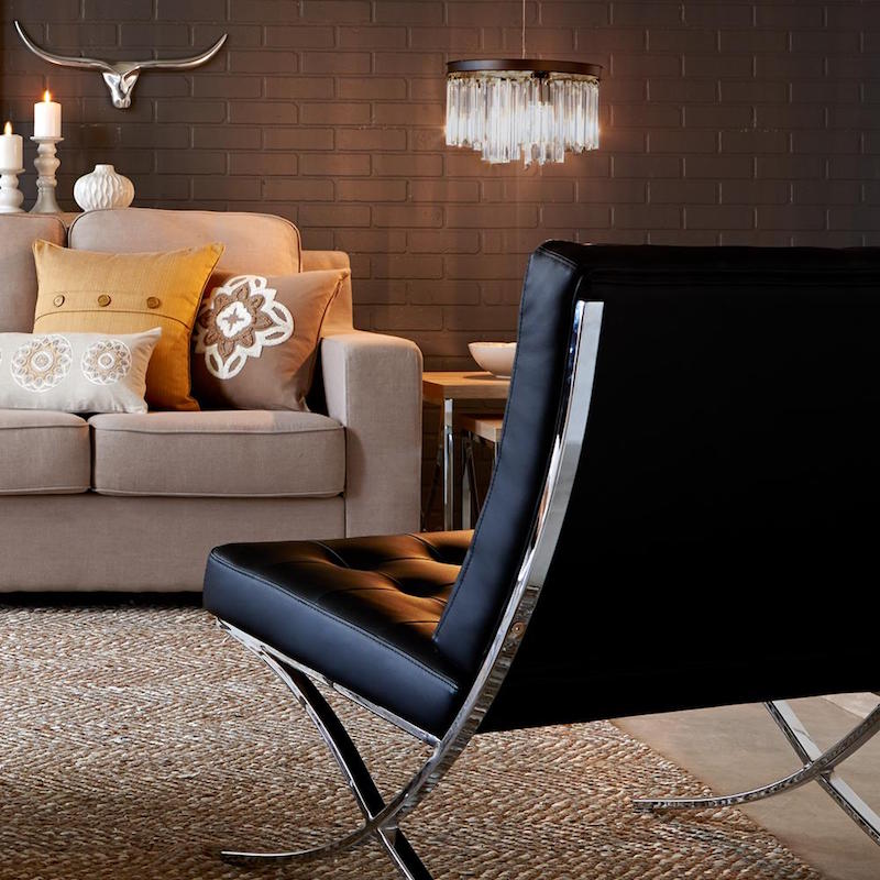 meubles contemporains salon-fauteuil-barcelona-cuir-noir-pieds-metalliques