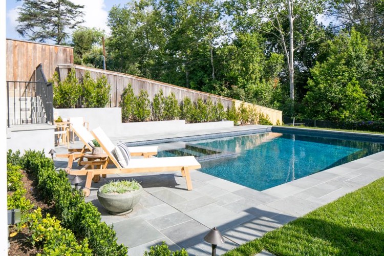 palissade-jardin-bois-amenagement-paysager-piscine-moderne