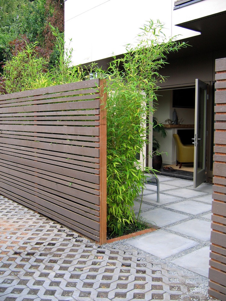 palissade-jardin-moderne-bois-gris-parterre-bambou-allee-carrossable