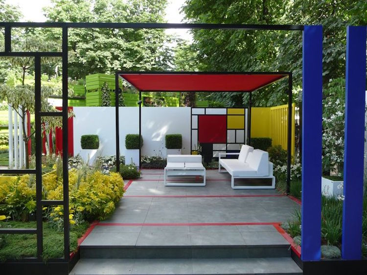 palissade-jardin-moderne-couleurs-vives-pergola-rouge-vif