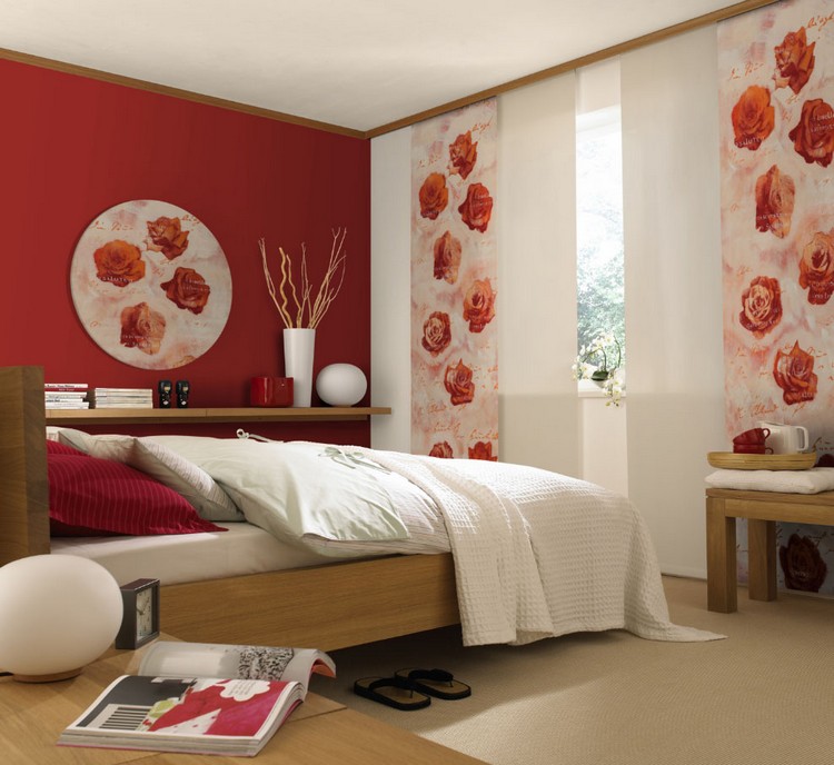 panneau-japonais-blanc-motifs-roses-chambre-adulte-lit-bois
