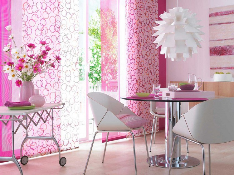 panneau-japonais-rose-blanc-table-ronde-chaises-blanches-suspension-spgerique