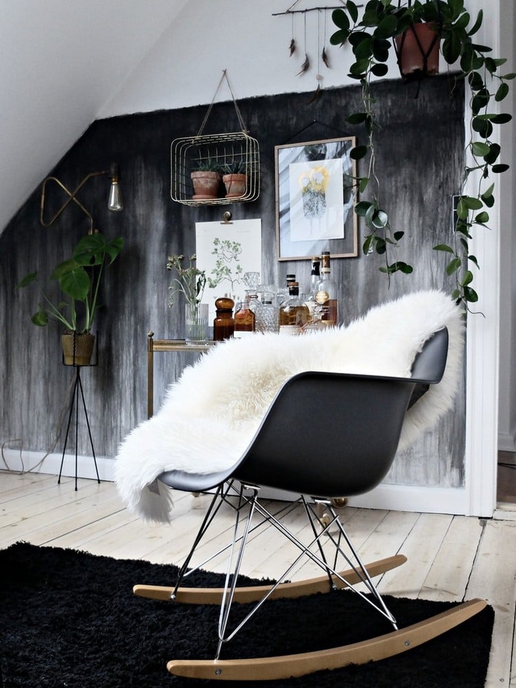 peinture-eau-murs-noir-ambiance-style-scandinave-chaise-eames